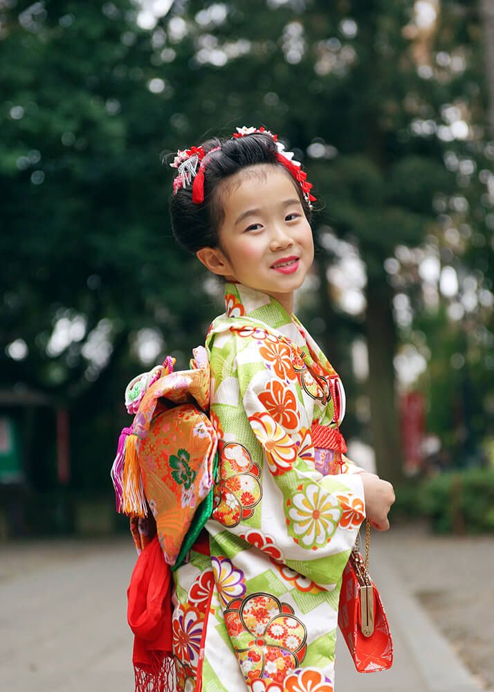 世田谷八幡宮の参道を歩く七五三の7歳女の子