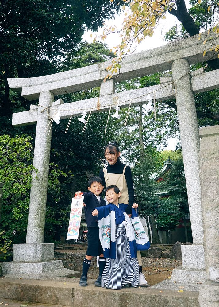 世田谷八幡宮の鳥居で七五三の兄弟