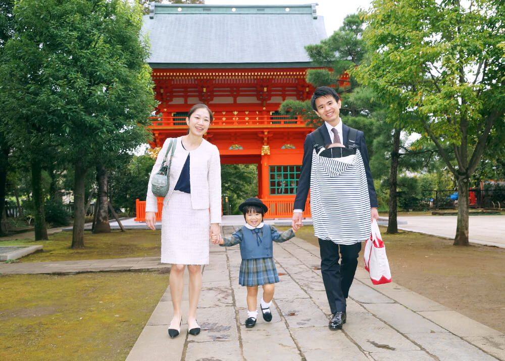 穴八幡宮の参道を歩く七五三の家族