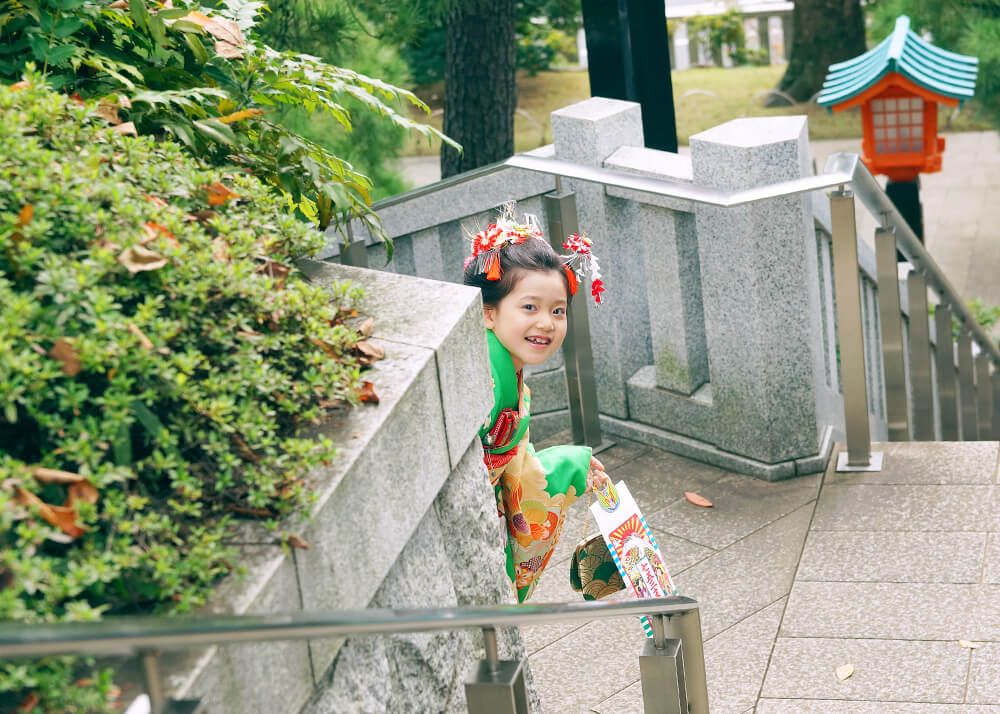 穴八幡宮公園で遊ぶ七五三の7歳女の子