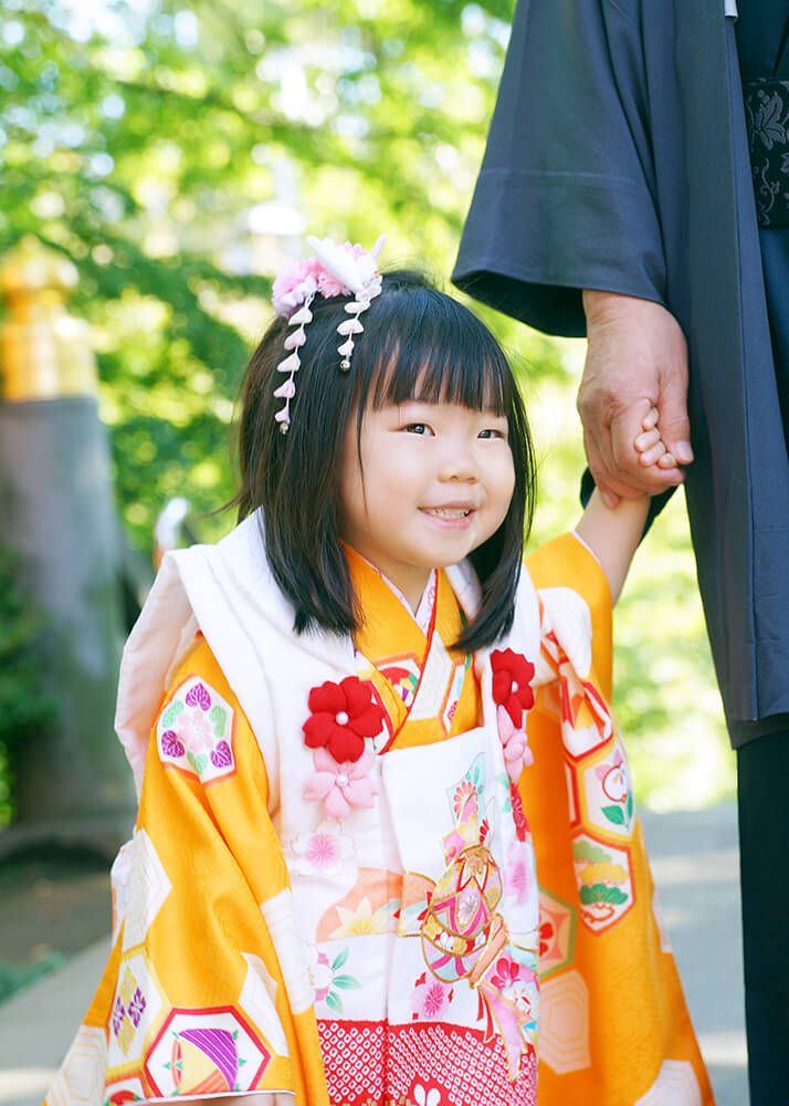 穴八幡宮の参道でパパと手を繋ぐ七五三の3歳女の子