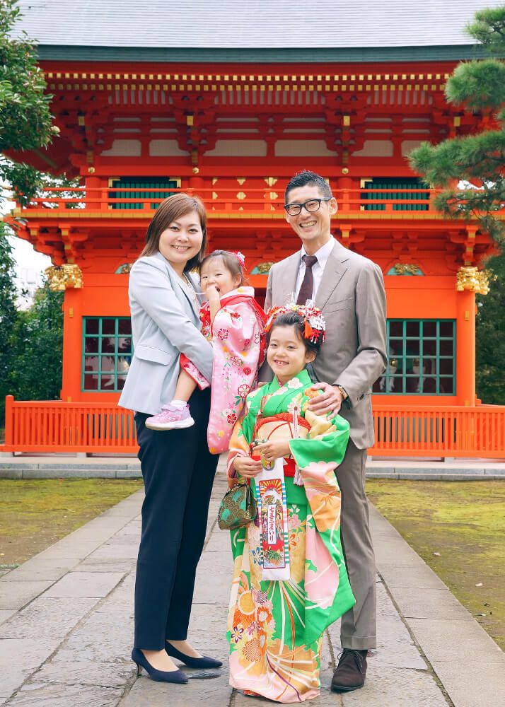 穴八幡宮の隋神門前で七五三の家族写真