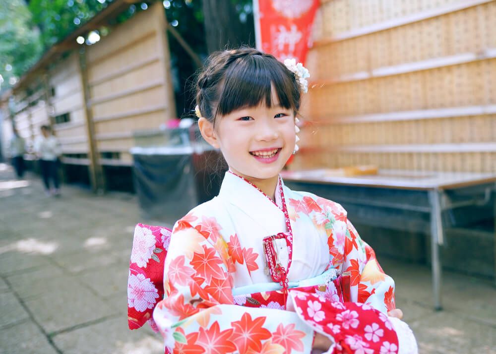 戸越八幡神社の参道を歩く七五三の女の子