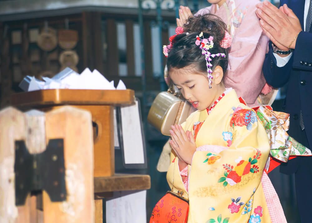 戸越八幡神社でお参りをする七五三の女の子