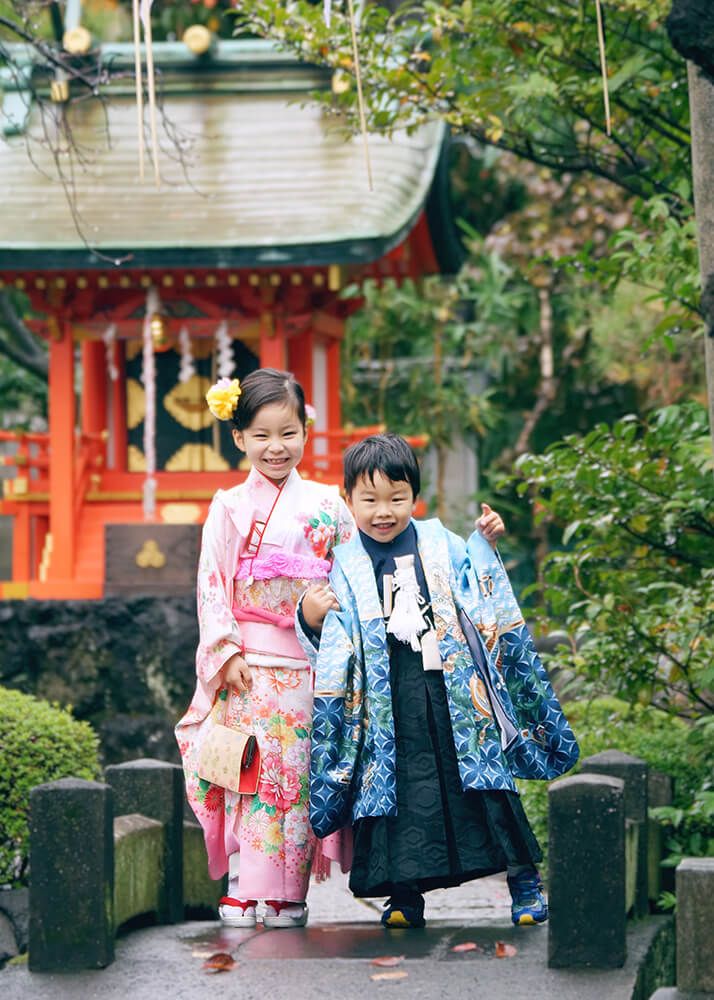 天祖諏訪神社の庭園で遊ぶ七五三の兄弟