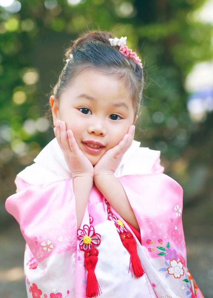 ときわ台天祖神社での七五三の千歳飴を抱えた3歳女の子