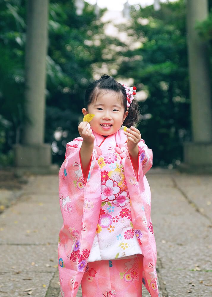 氷川台氷川神社の参道でポーズをとる七五三の3歳女の子