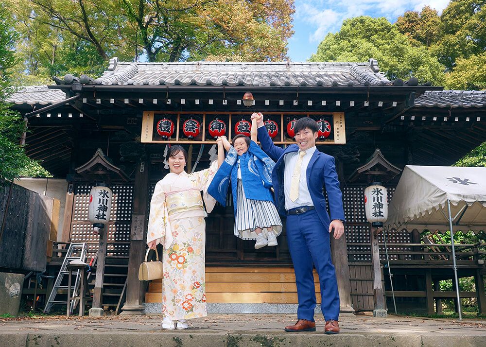 氷川台氷川神社の本殿前で七五三の家族写真