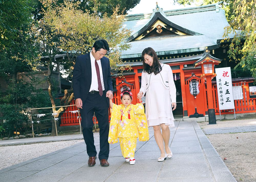 馬橋稲荷神社の参道を歩く七五三の家族