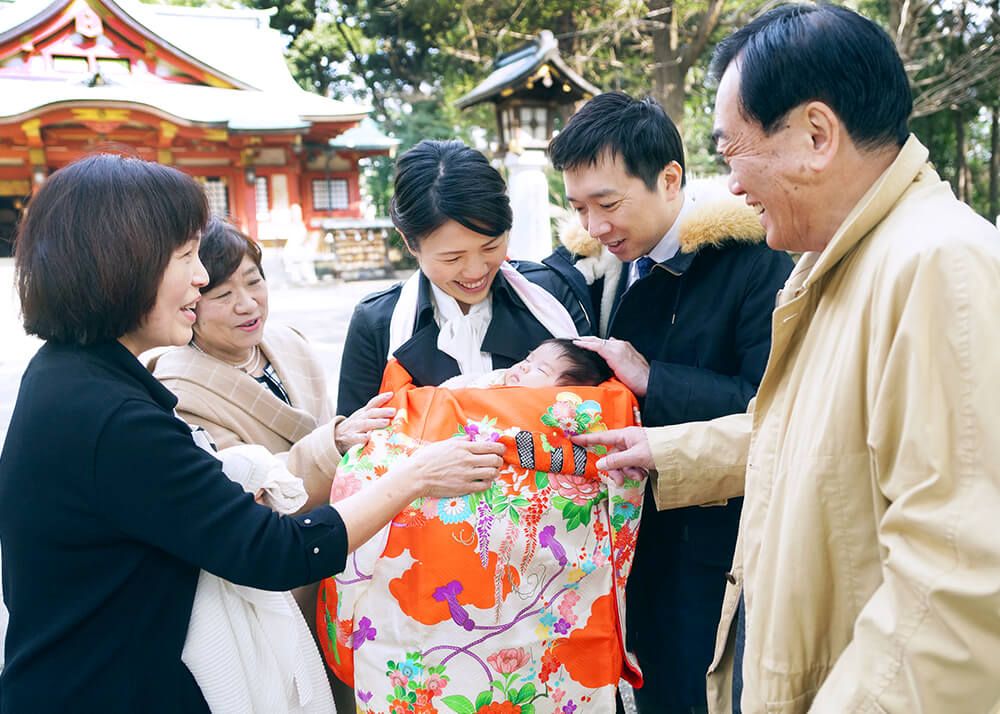 世田谷八幡宮でのお宮参りで赤ちゃんを囲む家族