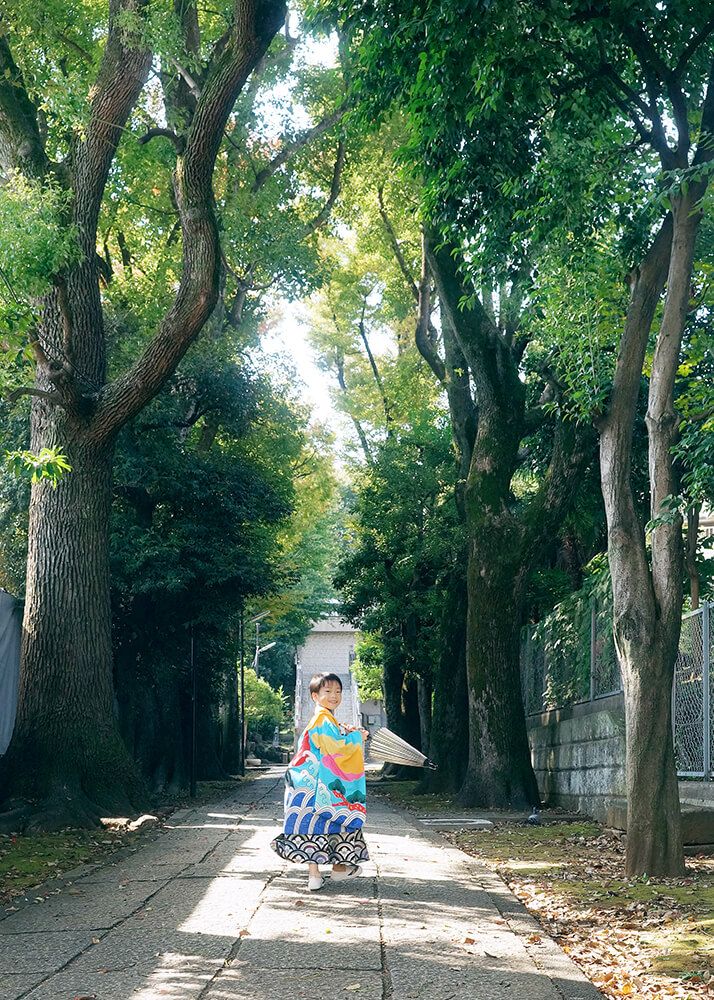 桐ヶ谷氷川神社の参道を走る七五三の男の子