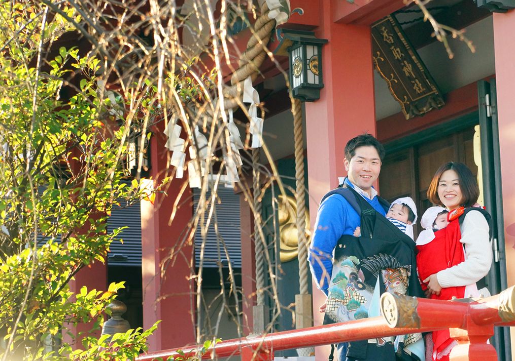 越谷香取神社の本殿前でお宮参りの双子の赤ちゃん